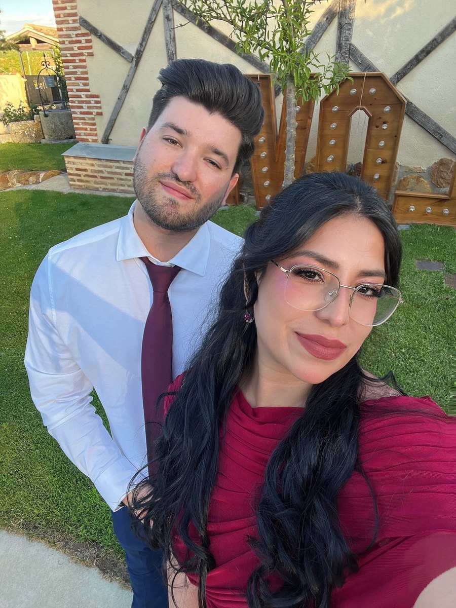 Foto de la pareja arreglada y sonriendo en un jardín