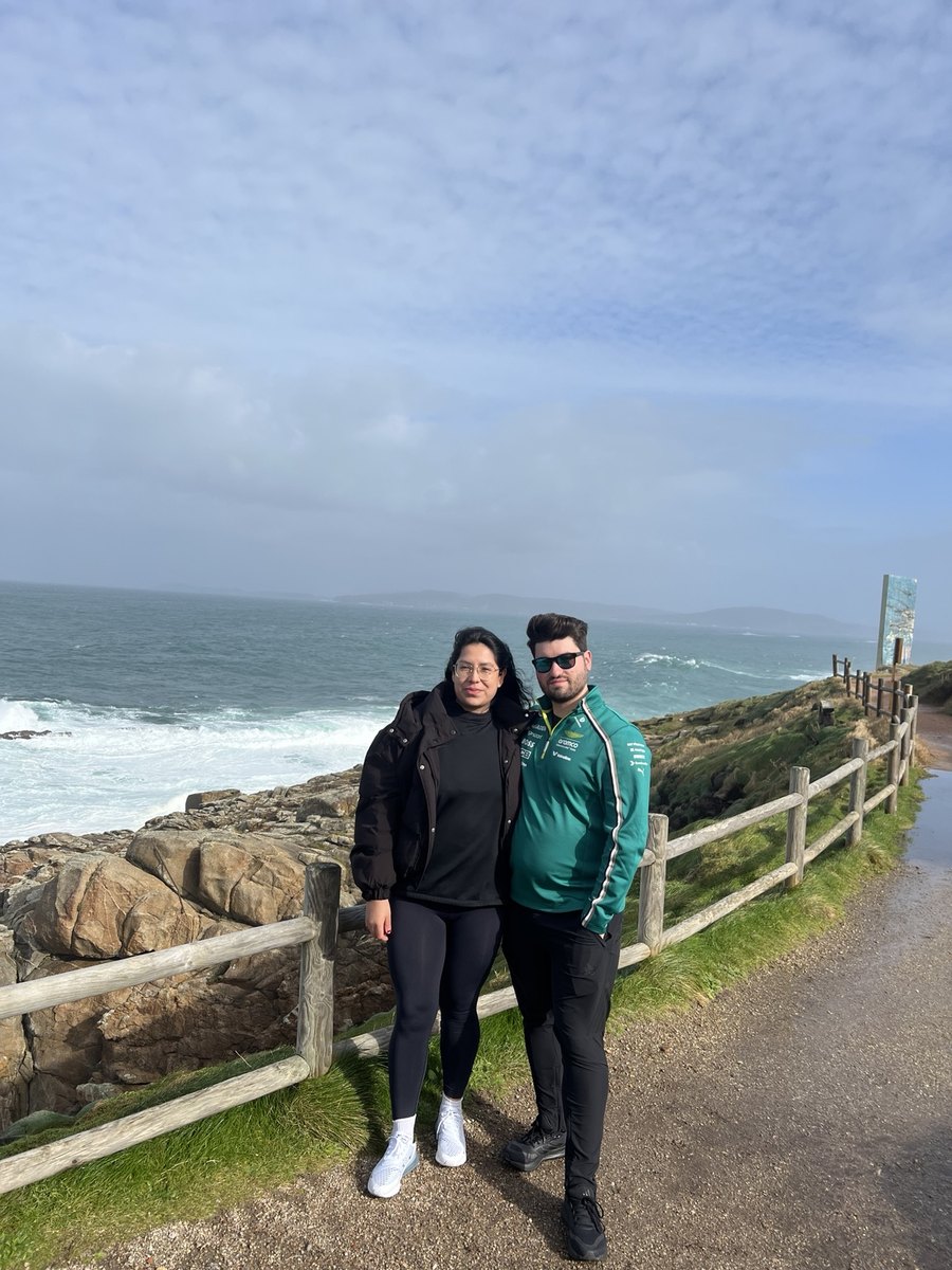 Foto de la pareja junto al mar en un día de viento