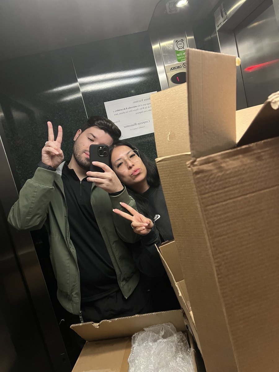 Selfie de la pareja en un ascensor con cajas