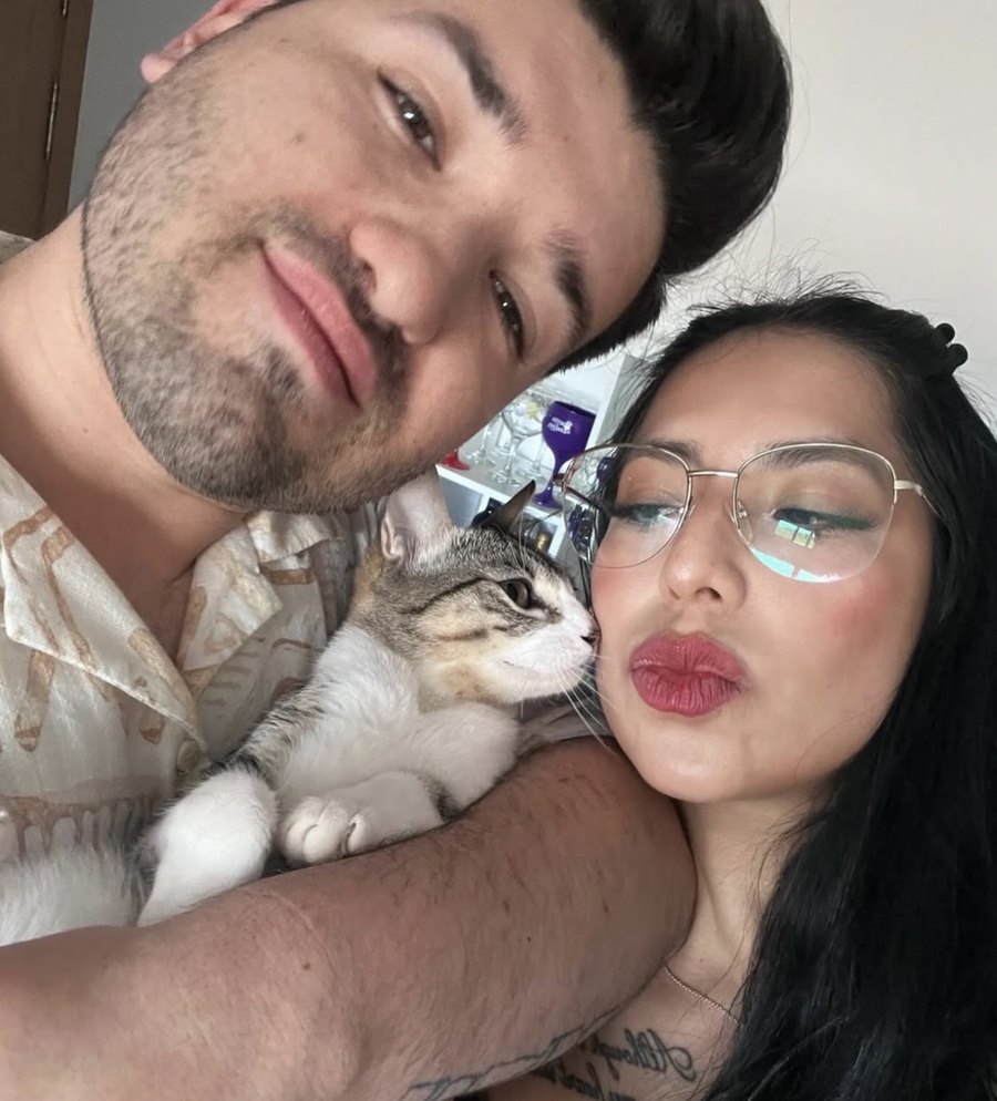 Foto cercana de la pareja con un gato