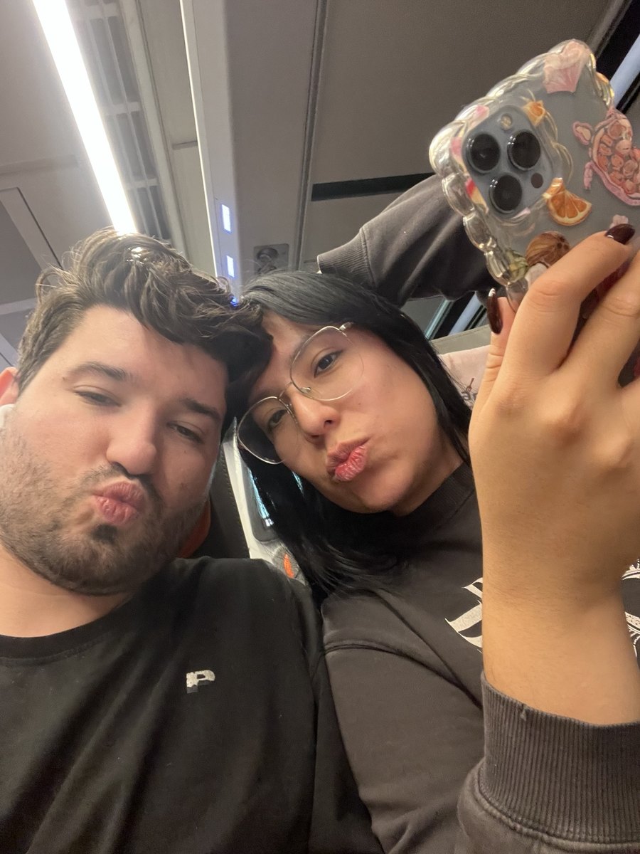 Selfie de la pareja viajando en tren