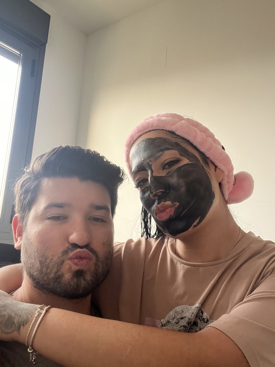 Foto de la pareja abrazada en un momento relajado