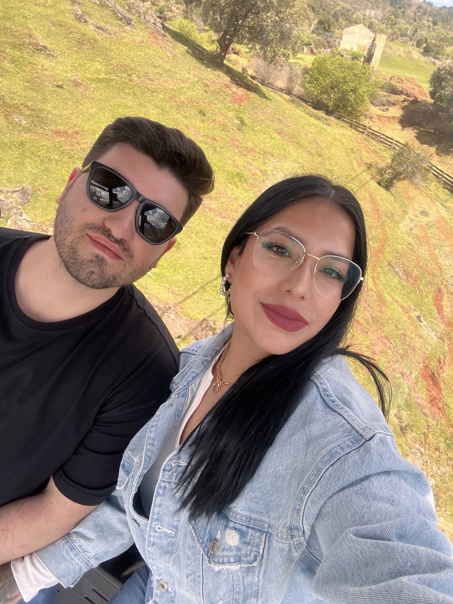 Selfie de la pareja en una cabina con vistas
