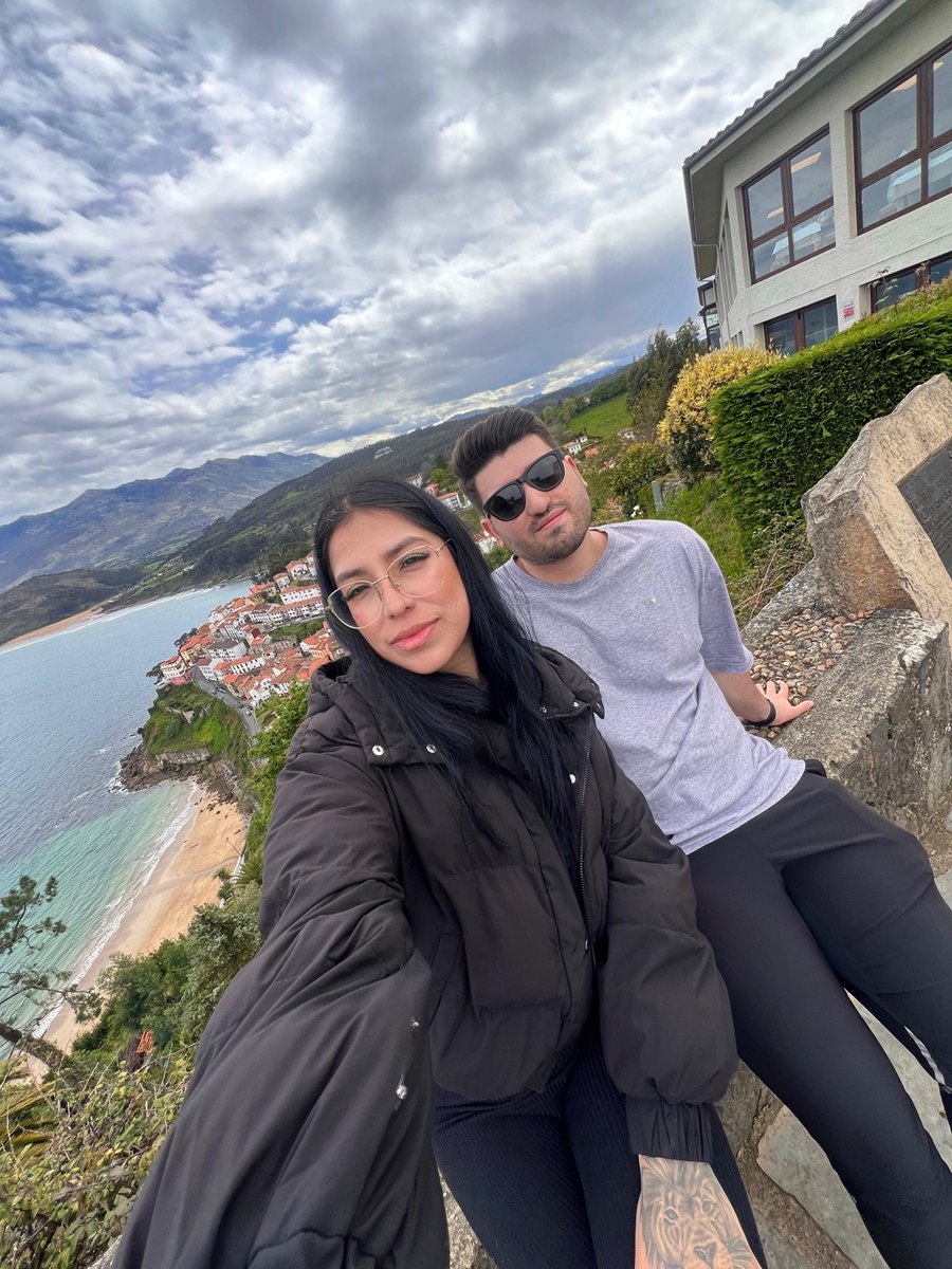 Foto de la pareja en un mirador frente al mar